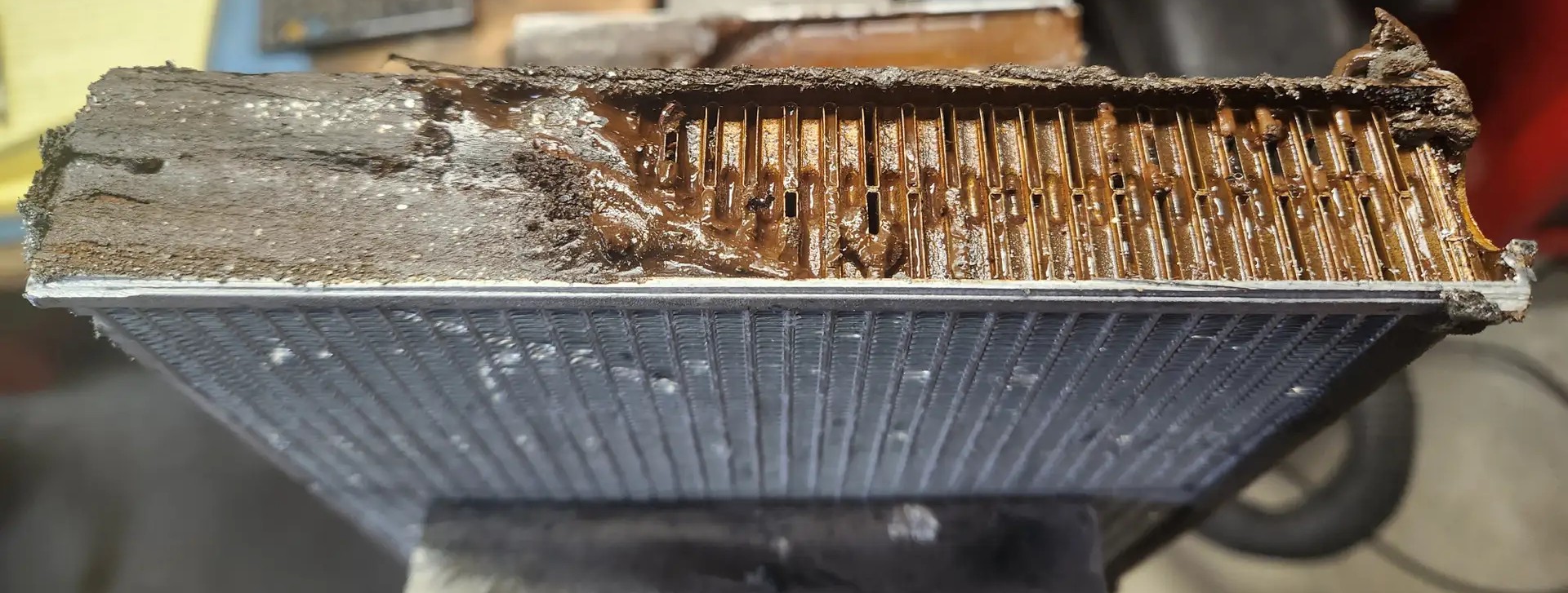 Отложения накипи и ржавчины на внутренних стенках трубок радиатора (Источник: cumminsforum.com, пользователь J98)