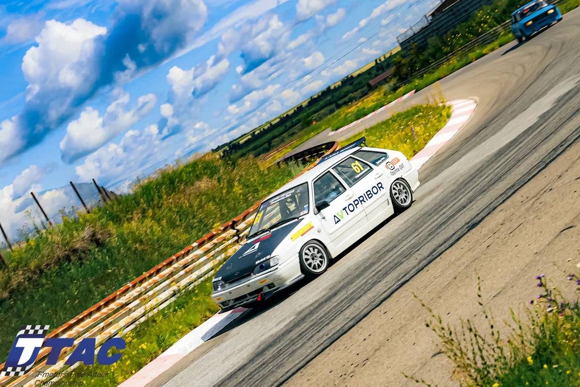 Гоночный автомобиль ВАЗ-2114 на трассе T-motors Time Attack Championship