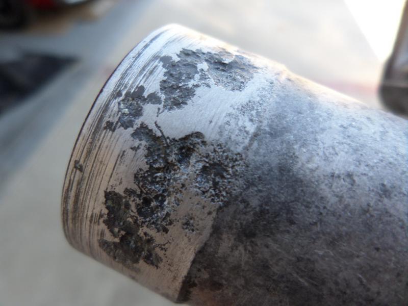 Скрытый дефект: коррозия алюминиевого патрубка под резиновым шлангом (Источник: peachparts.com, пользователь Crazy4Diesel)